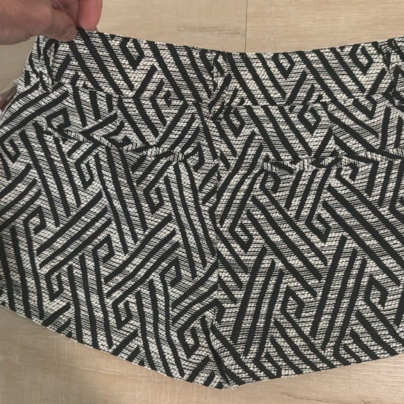 NWT low rise shorts black and white Size 4 - Picture 4 of 5
